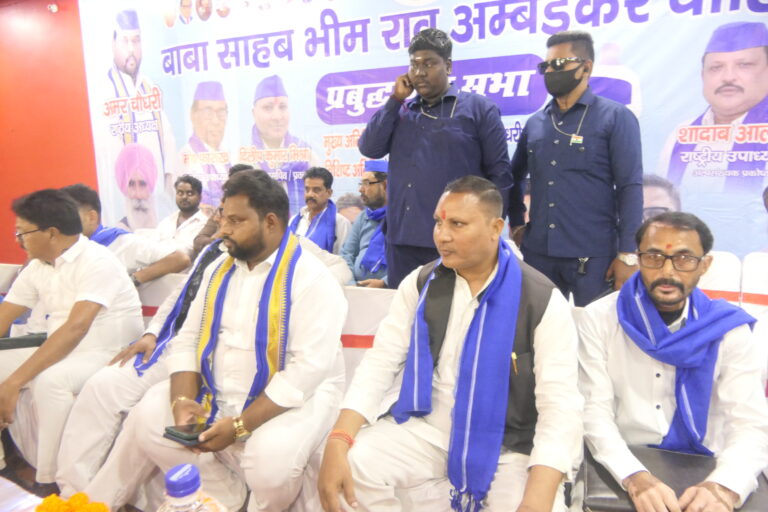 प्रबुद्ध जनसभा में राष्ट्रीय अध्यक्ष अमर चौधरी जी के साथ राष्ट्रीय महासचिव  दिलीप कुमार मिश्रा जी