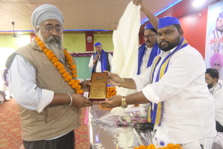 प्रबुद्ध जनसभा में राष्ट्रीय अध्यक्ष जी के द्वारा सिख प्रकोष्ठ के पदाधिकारियों को सम्मानित किया गया